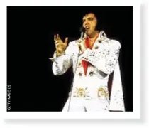  ??  ?? In alto, Elvis durante un concerto negli anni 50 e, qui sopra, nel 1972 con uno dei suoi abiti eccentrici utilizzati negli ultimi tour