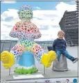  ??  ?? In streets, on beaches, in shops...7,000 selfies have been taken with the 200 Oor Wullie statues