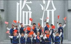  ?? LI LIANJUN / FOR CHINA DAILY ?? A class of children from a kindergart­en in Linfen celebrate National Day on Oct 1.