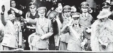  ??  ?? Da sinistra, il duce Benito Mussolini, il führer Adolf Hitler, re Vittorio Emanuele III con Elena del Montenegro