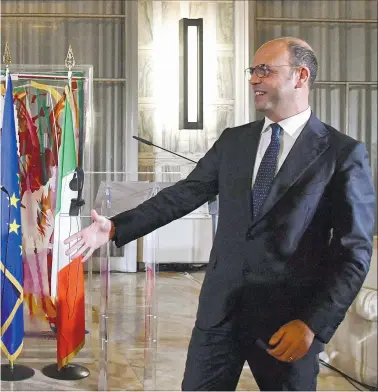  ?? [ APA] ?? nministeri­n Karin Kneissl traf ihren italienisc­hen Kollegen Angelino Alfano in Rom.