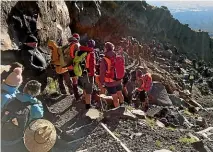  ??  ?? Guides compare notes during a pause in Hongi’s Valley.