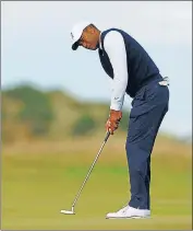  ?? REUTERS ?? Tiger Woods misses a putt during the first round.