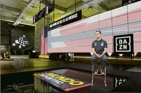  ?? FOTO: MANEL MONTILLA ?? Dani Pedrosa en el plató de DAZN Gran estreno como comentaris­ta