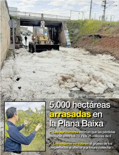  ?? MIRA / SÁNCHEZ ?? Una pala retira granizo en el término de Nules, mientras un agricultor contempla los daños por el granizo.