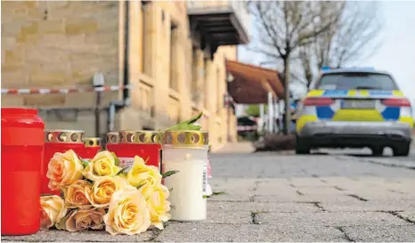  ?? FOTO: MICHAEL HÄUSSLER ?? Mit Blumen und Kerzen nehmen die Menschen in Rot am See Anteil. Ein 26-Jähriger soll in einer Gaststätte sechs Familienmi­tglieder erschossen und zwei verletzt haben.