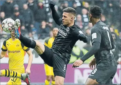  ?? FOTO: EFE ?? Luka Jovic, delantero serbio del Eintracht al que está siguiendo el FC Barcelona