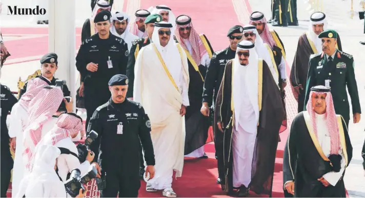  ?? FOTO: AP ?? ►► El Rey Salman de Arabia Saudita recibe en Riad al Emir de Qatar, Tamim bin Hamad Al-Thani, en noviembre de 2015.