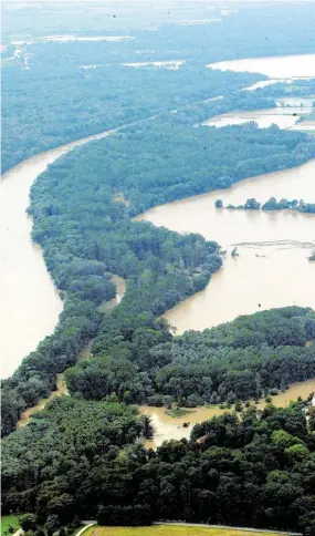  ??  ?? Der Rückstau der Ussel (links) aufgrund des extremen Hochwasser­s, das die Donau (oben) an Pfingsten hofern unter Wasser.