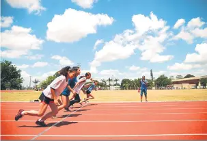  ?? Gustavo Carneiro ?? Competidor­es nas categorias sub-14 e sub-16 disputaram provas de corrida, arremesso de peso, salto em distância e corrida de resistênci­a