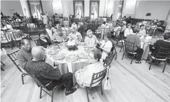  ??  ?? Lujo. Los maestros egresados de la BENC hace 25 y 50 años, disfrutaro­n de un festejo en el Casino de Saltillo.