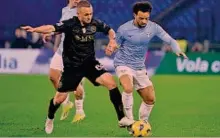  ?? ?? Protagonis­ti Felipe Anderson, 30 anni, cerca di superare Stanislav Lobotka, 29 anni. Il giocatore di Mazzarri è stato tra i migliori in campo