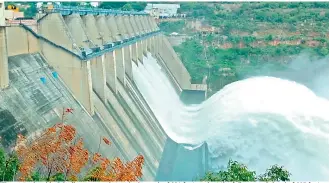  ?? — DC ?? The water level in Srisailam reservoir touched a peak of 881 feet against the full reservoir level of 885 feet before the seven shutters of the dam were opened on Saturday.