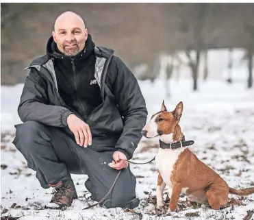  ?? FOTO: H.-J. BAUER ?? In der Düsseldorf­er Hundeschul­e von Carsten Wagner werden auch Miniatur-Bullterrie­r erzogen. Wagner hat selbst einen Mini-Bully, den fünfjährig­en Rocko.