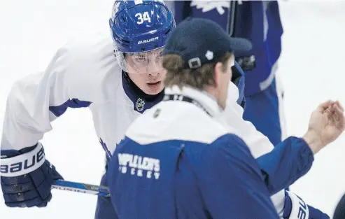  ?? CRAIG ROBERTSON / POSTMEDIA NEWS ?? Auston Matthews listens intently to head coach Mike Babcock making a point during a practice sessions. Rumours of a riff between the two have made the rounds in the wake of Toronto’s Game 7 loss to the Boston Bruins.