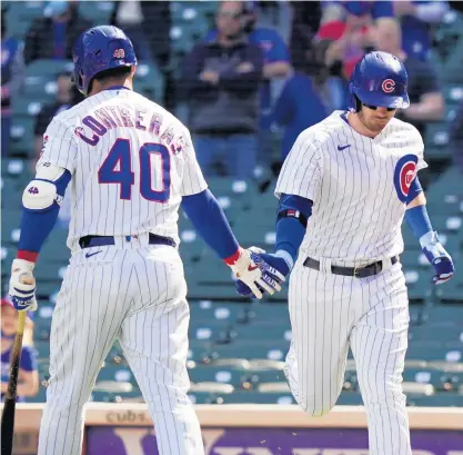  ?? BY NUCCIO DINUZZO/GETTY PHOTO ?? Ian Happ, right, is congratula­ted by Willson Contreras following his home run against the Pittsburgh Pirates during the third inning on Sunday.