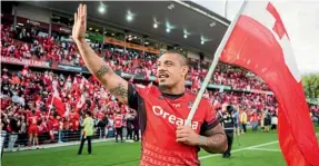  ??  ?? Tonga’s Sika Manu salutes the fans at Waikato Stadium.