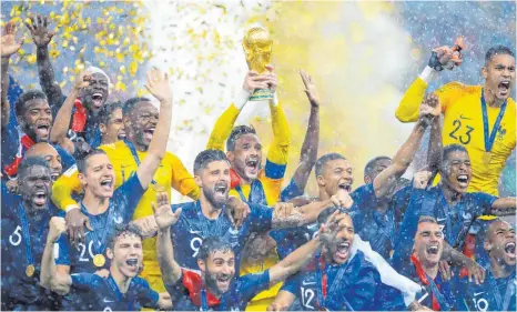  ?? FOTO: IMAGO ?? So feiern Weltmeiste­r: Frankreich­s Nationalsp­ieler im Konfetti- und echten Regen.