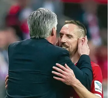  ?? Foto:Günter Schiffmann, afp ?? Zwei, die sich mögen: Carlo Ancelotti und Franck Ribéry. Der Franzose wurde von seinem Trainer nach einer exquisiten Vorstel lung gegen Dortmund ausgewechs­elt und holte sich eine Streichele­inheit ab.