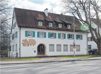  ?? FOTO: STADT/SUM ?? Das ehemalige Zollgebäud­e in der Lindauer Straße wird zu einer weiteren Flüchtling­sunterkunf­t. Rechts davon ist die Wangener Aok-zweigstell­e zu sehen, links befindet sich – nicht im Bild – das Finanzamt.