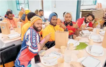  ?? ?? RSE workers from Kiribati and Ni-Vanuatu check out their welcome packages.