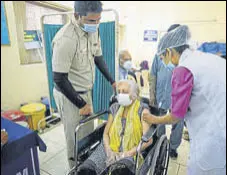  ?? SANCHIT KHANNA /HT PHOTO ?? A health care worker administer­s the Covid-19 vaccine to a senior citizen in New Delhi on Thursday.