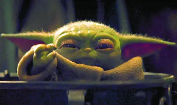  ??  ?? Baby Yoda, la criatura de la serie de televisión «The Mandaloria­n» que triunfa en las redes sociales. Es pequeño, pero ya apunta más edad que el Yoda de «El imperio contraatac­a»