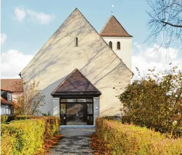  ?? Fotos: Roland Furthmair ?? Die evangelisc­he Martin Luther Kirche in Vöhringen soll ab dem kommenden Jahr renoviert werden. Auch eine Neugestalt­ung des Außenberei­chs mit einer Erneuerung der Wege zur und um die Kirche ist dabei notwendig.