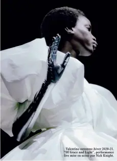  ??  ?? Valentino automne-hiver 2020-21. “Of Grace and Light”, performanc­e live mise en scène par Nick Knight.