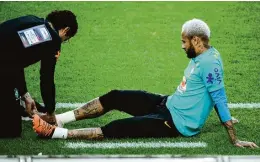  ?? Anthony Wallace/AFP ?? Neymar recebe atendiment­o após sofrer um pisão no pé direito no último treinos antes do amistoso na Coreia do Sul