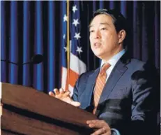  ??  ?? El fiscal interino del Distrito Sur de NYC, Joon H. Kim, anunció cargos de terrorismo federal contra el autor del crimen.