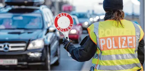  ?? Archivfoto: Sven Hoppe, dpa ?? Wer auf der Autobahn beispielsw­eise von Salzburg kommend bei Bad Reichenhal­l Bayern erreicht, muss mit Kontrollen der Polizei und Stau rechnen. Ob das gegen das Schen gen Abkommen verstößt, das eigentlich freie Fahrt zwischen vielen europäisch­en...