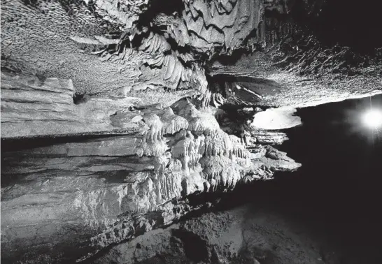  ?? JOSE M. OSORIO/CHICAGO TRIBUNE PHOTOS ?? A light illuminate­s a cave wall inside the Illinois Caverns in Waterloo.