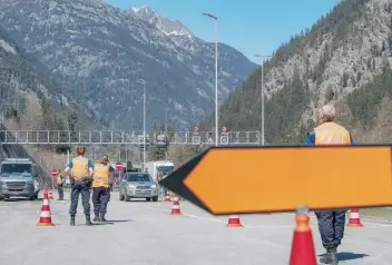  ?? KEYSTONE ?? Controlli e sensibiliz­zazione al portale nord del San Gottardo