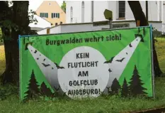  ?? Foto: Marcus Merk ?? Die Plakate im Dorf werden jetzt abgebaut: Anwohner haben sie aus Protest aufgestell­t.