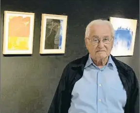  ?? AMICS DEL LICEU ?? Alfons Borrell davant les seves obres al balcó del foyer del Gran Teatre