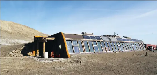  ?? PHOTOS: CHRISTINA RYAN/CALGARY HERALD ?? The Kinney family’s ‘earthship’ home is a sustainabl­e building that features the comforts of a modern home without any electricit­y or water bills.