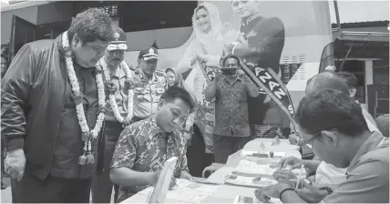  ?? ZAIM ARMIES/JAWA POS ?? TEROBOSAN: Deputi Bidang Reformasi Aparatur, Akuntabili­tas, dan Pengawasan Kemen PAN-RB Muhammad Yusuf Ateh (kiri) saat melihat pelayanan mobil terpadu Polisi Sobo Kelurahan di mapolresta­bes kemarin.