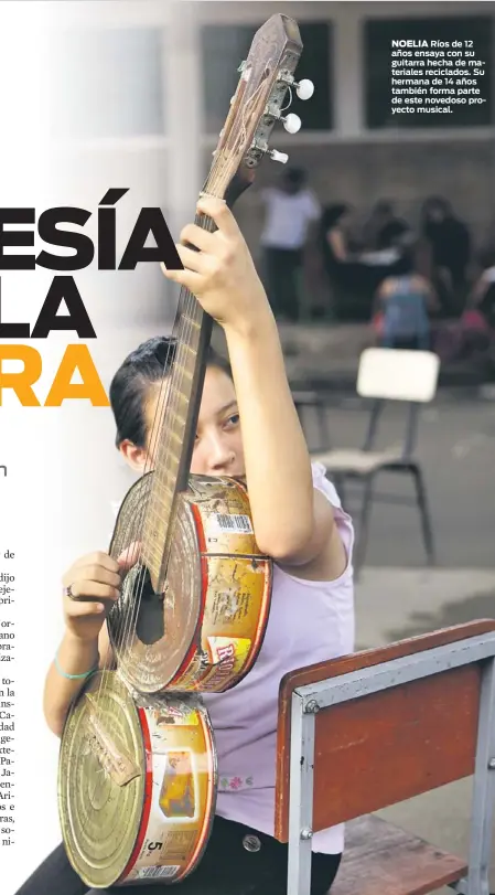  ??  ?? Ríos de 12 años ensaya con su guitarra hecha de materiales reciclados. Su hermana de 14 años también forma parte de este novedoso proyecto musical.