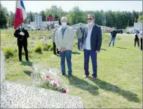  ??  ?? Autre gerbe déposée par Pascal Lachaud, adjoint au maire et Roberty Bégué