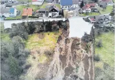  ?? FOTO: FEUERWEHR WANGEN ?? Die Schäden am Hang in Rhein sind immens. Die Übernahme der Kosten ist großteils unklar. Bei den Vorarbeite­n will die Stadt Wangen einspringe­n.