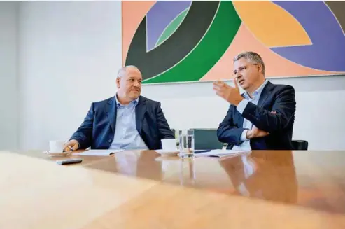  ??  ?? ¿Cómo se crea un entorno creativo? Severin Schwan, CEO de Roche (a la derecha), conversand­o con Matthias Altendorf, CEO del grupo Endress+hauser.