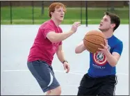  ?? NWA Democrat-Gazette/J.T. WAMPLER ?? Sjogren (right) and Walker play basketball Wednesday in Bentonvill­e.