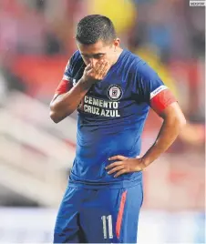  ??  ?? LA CARA DE LA DERROTA. Elías Hernández no lo podía creer, pues los cruzazulin­os vieron cortada su racha invicta en este torneo, en su visita a los necaxistas.