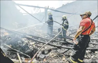  ??  ?? Bomberos apagan el fuego en la sede del Sistema Nacional de Empleo tras un ataque, en Fortaleza (Brasil). Unos 500 agentes de fuerzas federales fueron desplegado­s a la zona.