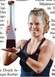  ?? Foto: dpa ?? Schöne Trophäe, aber wohin damit? Laura Siege mund, Turniersie­gerin in Stuttgart.