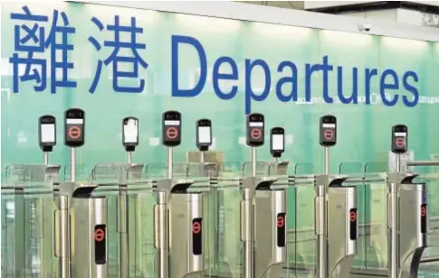  ?? REUTERS ?? Mostradore­s cerrados por la pandemia en el aeropuerto internacio­nal de Hong Kong