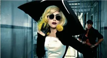  ?? © rr ?? Lady Gaga in de clip bij het nummer ‘Telephone’, 2010. Outfit uit de herfstwint­ercollecti­e 19951996.