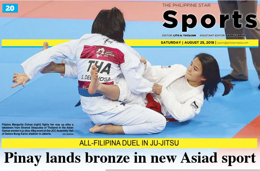  ?? JOEY MENDOZA ?? Filipina Margarita Ochoa (right) fights her way up after a takedown from Siramol Deepudsa of Thailand in the Asian Games women’s ju-jitsu 49kg event at the JCC Assembly Hall of Gelora Bung Karno stadium in Jakarta.