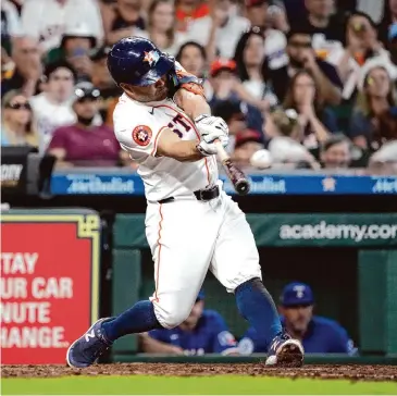  ?? Karen Warren/Staff photograph­er ?? Astros second baseman Jose Altuve had three hits and drove in a pair of runs during Saturday’s victory.